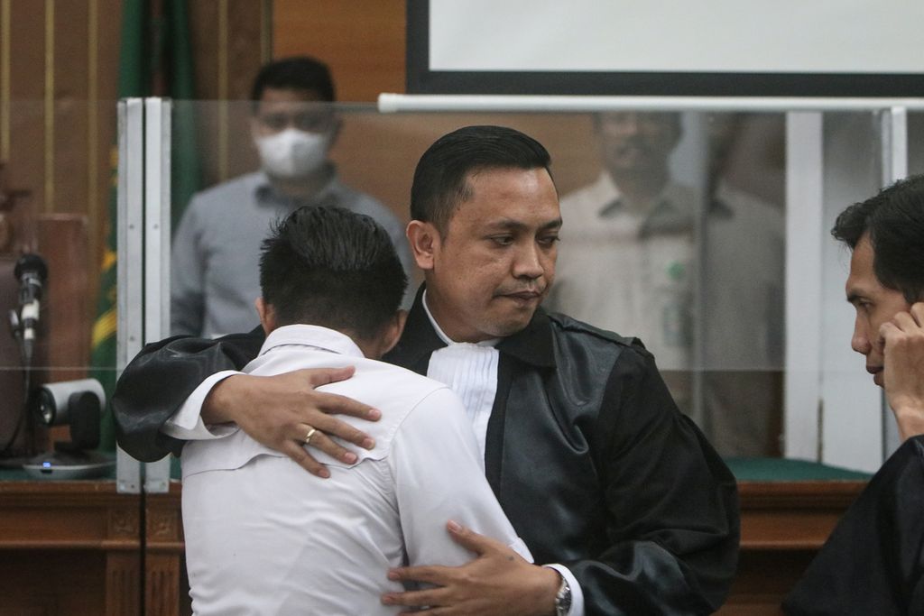 Terdakwa Richard Eliezer atau Bharada E memeluk kuasa hukumnya, Ronny Talapessy, setelah pembacaan tuntutan di Pengadilan Negeri Jakarta Selatan, Rabu (18/1/2023). 