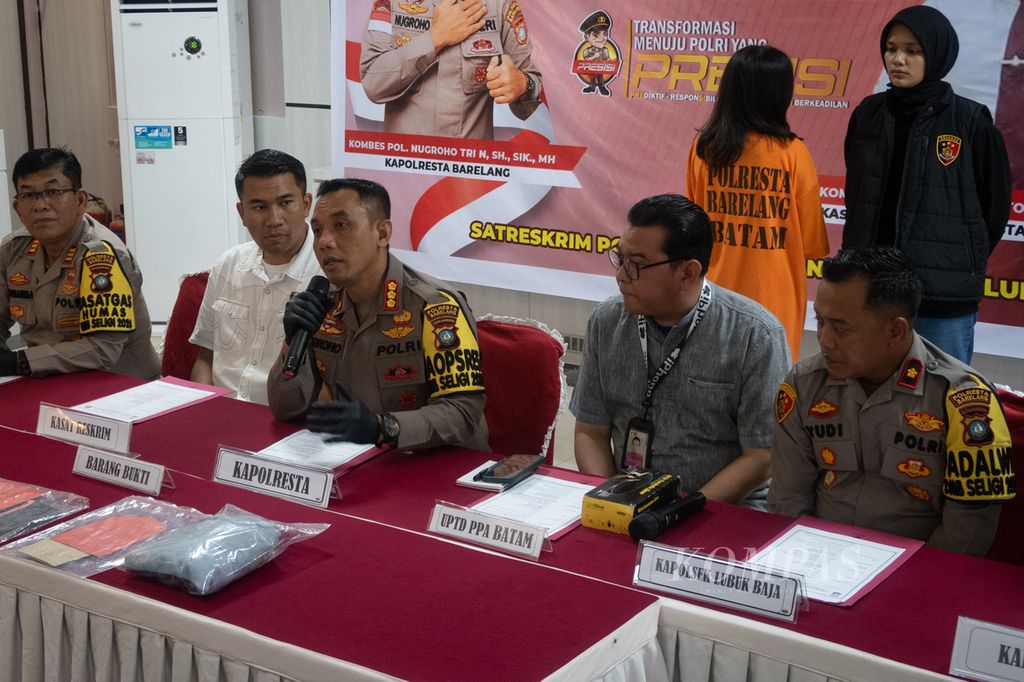 Kepala Polresta Batam-Rempang-Galang (Barelang) Komisaris Besar Nugroho Tri Nuryanto (tengah) saat menyampaikan tentang penanganan kasus penganiayaan dan pengeroyokan terhadap anak, Sabtu (2/3/2024).