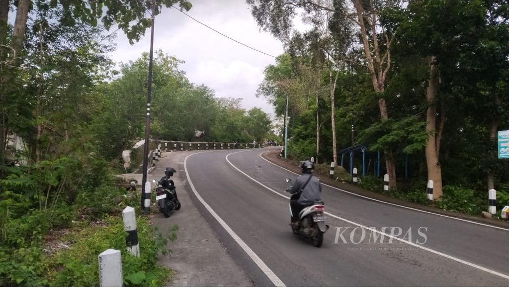 Kondisi jalan di lokasi kecelakaan tunggal yang melibatkan sebuah bus wisata di Jalan Imogiri-Dlingo Km 2, Desa Girirejo, Kecamatan Imogiri, Kabupaten Bantul, DI Yogyakarta, Kamis (8/2/2024). Peristiwa itu menyebabkan 2 orang tewas dan 36 orang luka-luka.
