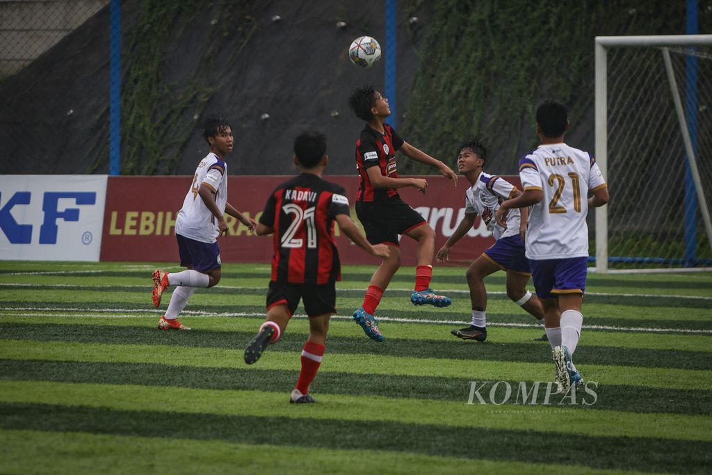Pemain Bina Taruna, Junior Sava Niman (tengah), berebut menyundul bola dengan pemain Babek SS dalam laga pekan ketujuh Liga Kompas Kacang Garuda U-14 di Dewantara Sport Center, Tangerang Selatan, Banten, Minggu (7/1/2024). Bina Taruna berhasil mengalahkan Babek SS dengan skor 3-1.