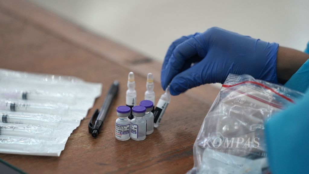 Tenaga kesehatan mempersiapkan vaksin penguat kedua di Gelanggang Olahraga Pulogadung, Jakarta Timur, Kamis (24/11/2022). 