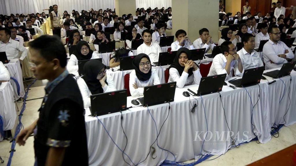 Peserta seleksi kompetensi dasar calon pegawai negeri sipil (CPNS) menunggu dimulainya tes di kantor Walikota Jakarta Selatan, Jumat (26/10/2018).