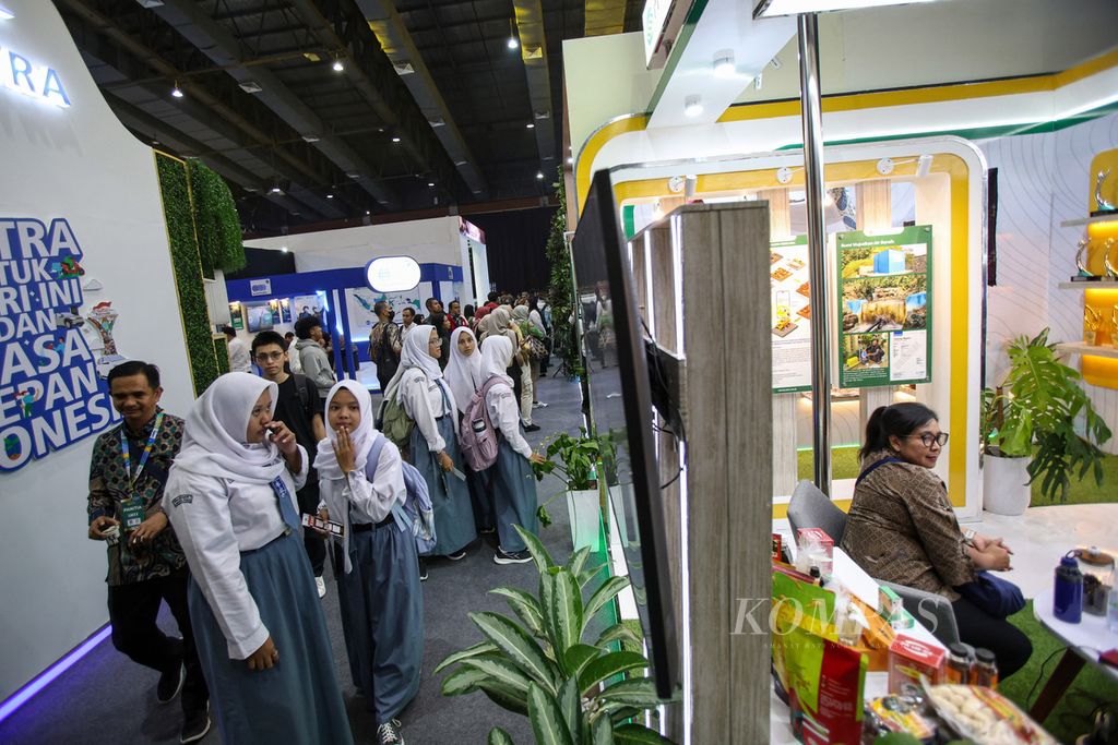 Sejumlah siswa sekolah menengah ke atas mengunjungi acara Festival LIKE (Lingkungan, Iklim, Kehutanan, EBT) 2 di Jakarta Convention Center (JCC), Jakarta, beberapa waktu lalu.