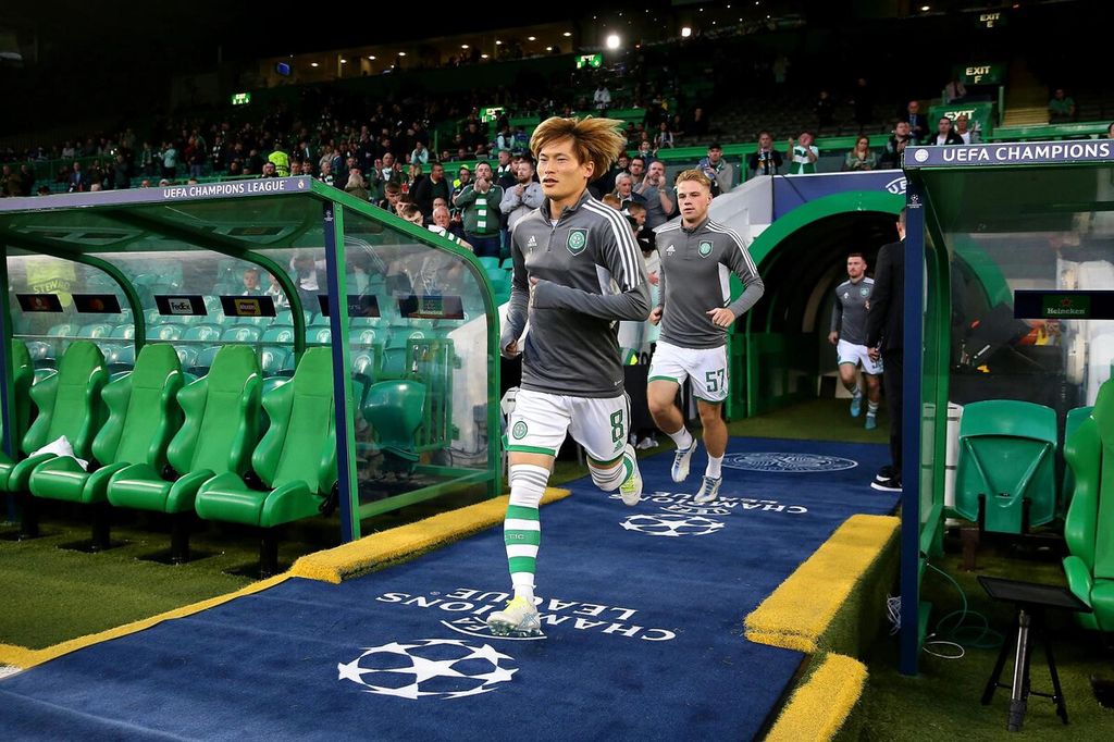 Kyogo Furuhashi, penyerang Glasgow Celtic, masuk ke dalam lapangan untuk pemanasan jelang laga timnya melawan Real Madrid di fase grup Liga Champions, 7 September 2023 di Stadion Celtic Park. Pada laga itu, Celtic tumbang 0-3.