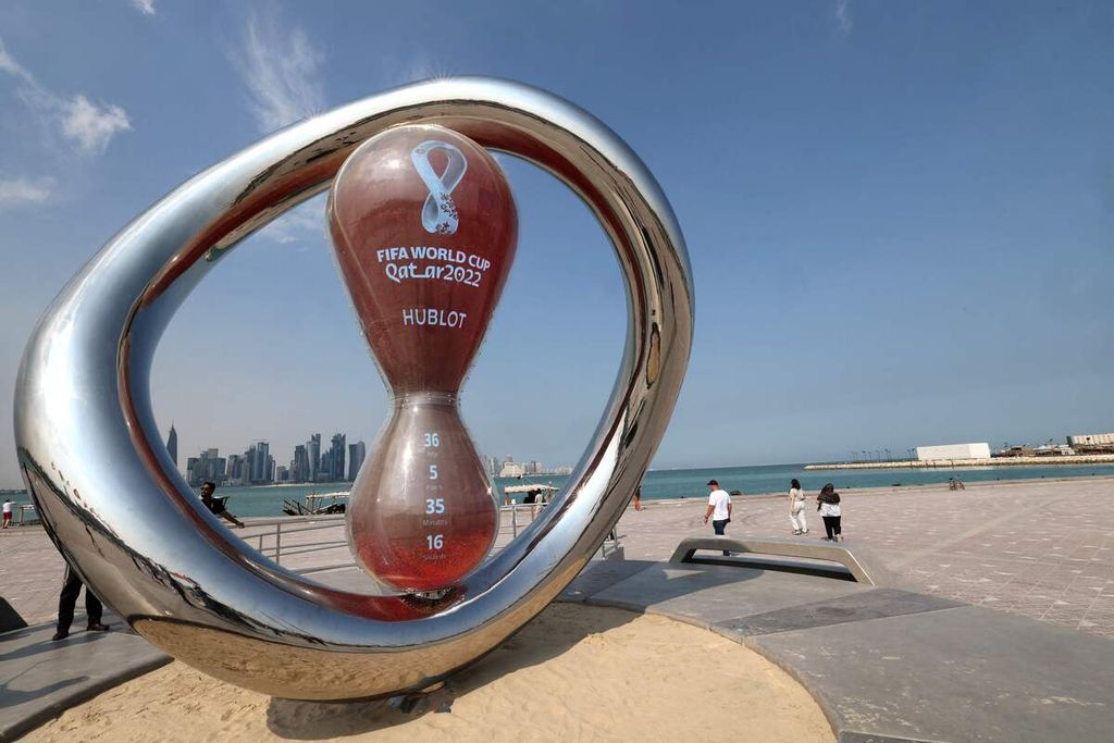 Warga berkumpul di dekat jam hitung mundur Piala Dunia 2022 di Doha, Qatar dalam foto yang diambil Sabtu (15/10/2022).
