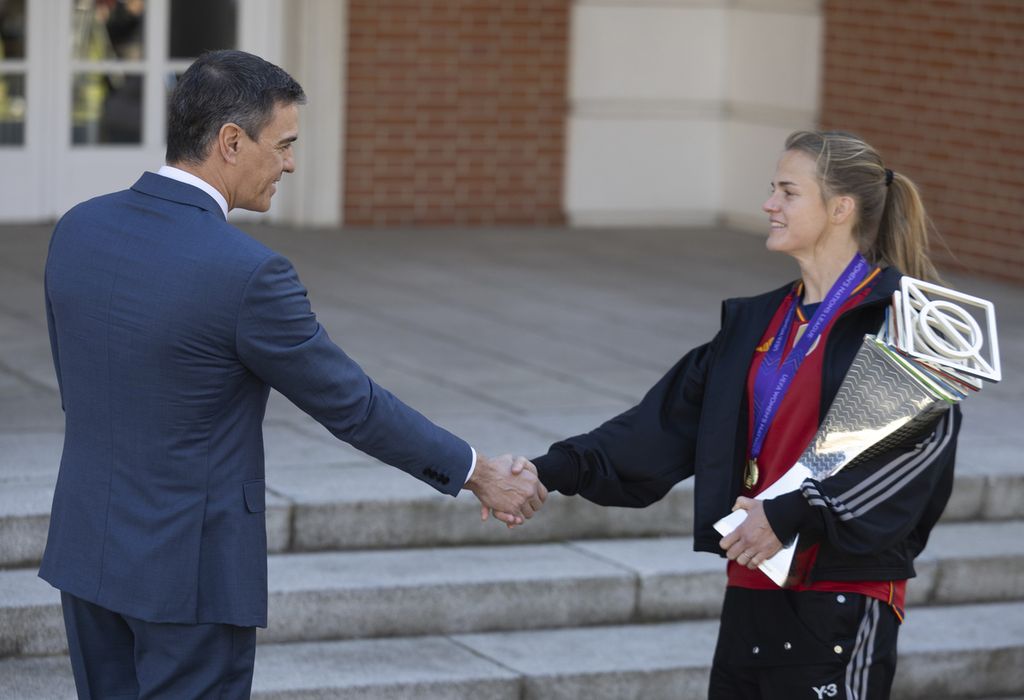 Kapten timnas putri Spanyol Irene Paredes menerima ucapan selamat dari Perdana Menteri Spanyol Pedro Sanchez di Istana Moncloa, Madrid, Spanyol, Kamis (29/2/2024). 