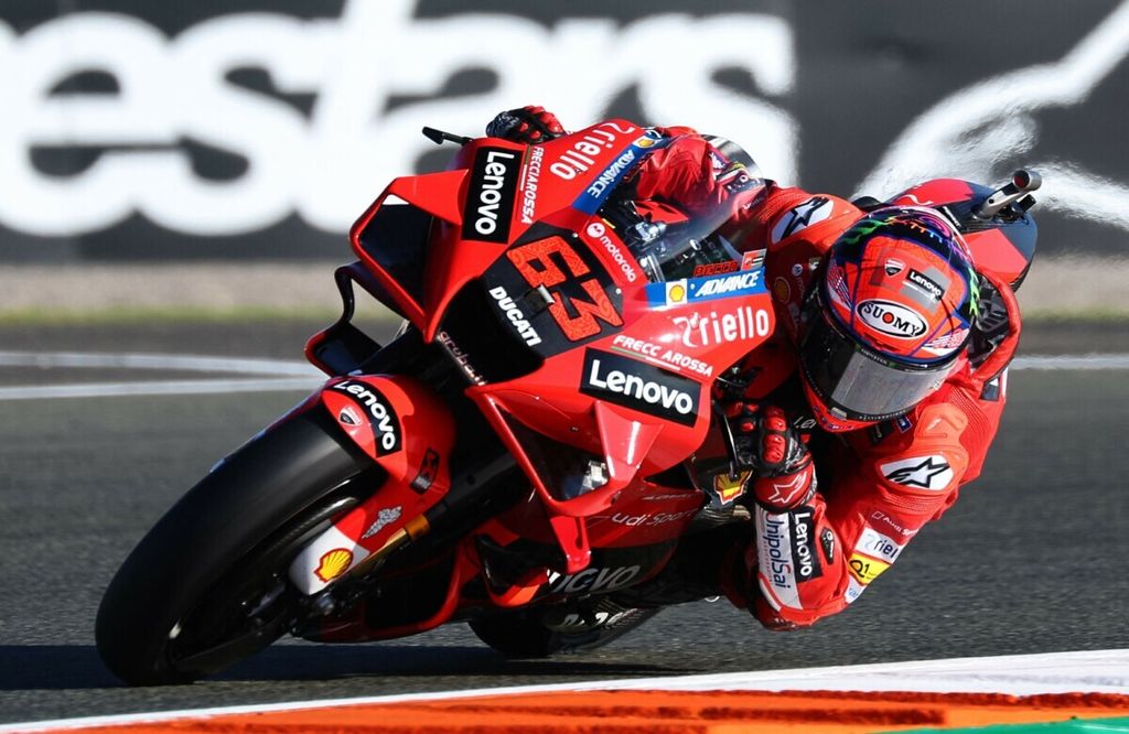 Pebalap tim Ducati, Francesco Bagnaia, memacu sepeda motornya pada sesi latihan bebas ketiga MotoGP seri Valenciana di Sirkuit Ricardo Tormo, di Cheste, Spanyol, 13 November 2021.