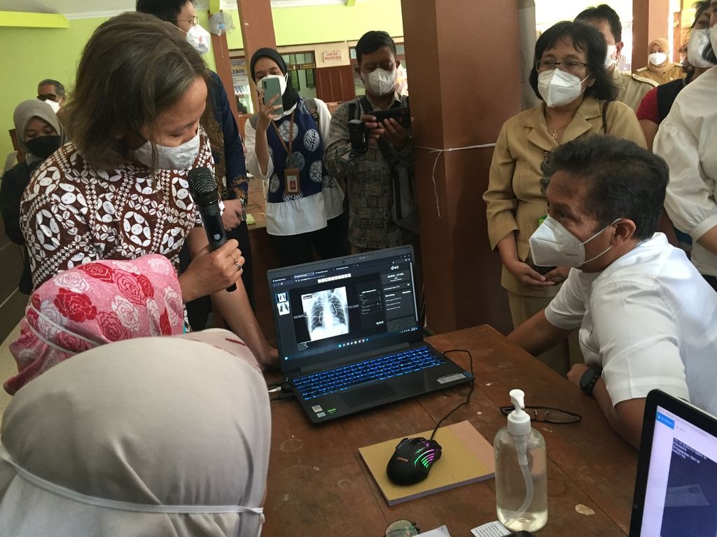 Menteri Kesehatan Budi Gunadi Sadikin meninjau lokasi penapisan tuberkulosis yang dilakukan tim proyek Zero TB Yogyakarta, di Balai Desa Giri Purwo, Kabupaten Kulon Progo, Selasa (29/3/2022).