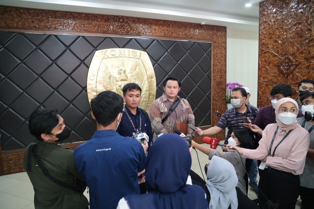Pengacara yang mewakili sejumlah anggota Komisi Pemilihan Umum (KPU) provinsi dan kota Ibnu Syamsu Hidayat (tengah) dan Airlangga Julio mendatangi kantor KPU di Jakarta, Selasa (13/12/2022). Mereka melayangkan teguran (somasi) atas dugaan tindak pidana pemilu, dugaan pelanggaran kode etik dan pedoman perilaku penyelenggara pemilu, dugaan maladministrasi dan/atau dugaan tindak pidana lainnya termasuk pengancaman yang dilakukan oleh anggota KPU dan/atau pejabat KPU RI, anggota KPU Provinsi, dan/atau KPU Kabupaten/kota. Pada Minggu (11/12/2022), masyarakat sipil mengungkap temuan dugaan manipulasi data hasil verifikasi faktual partai politik calon peserta Pemilu 2024 di Sulawesi Selatan.