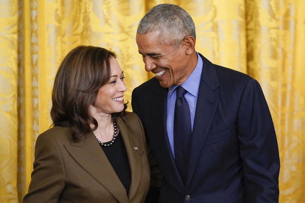 Wakil Presiden Amerika Serikat Kamala Harris dan mantan Presiden AS Barack Obama (kanan) dalam acara di Gedung Putih pada April 2022.