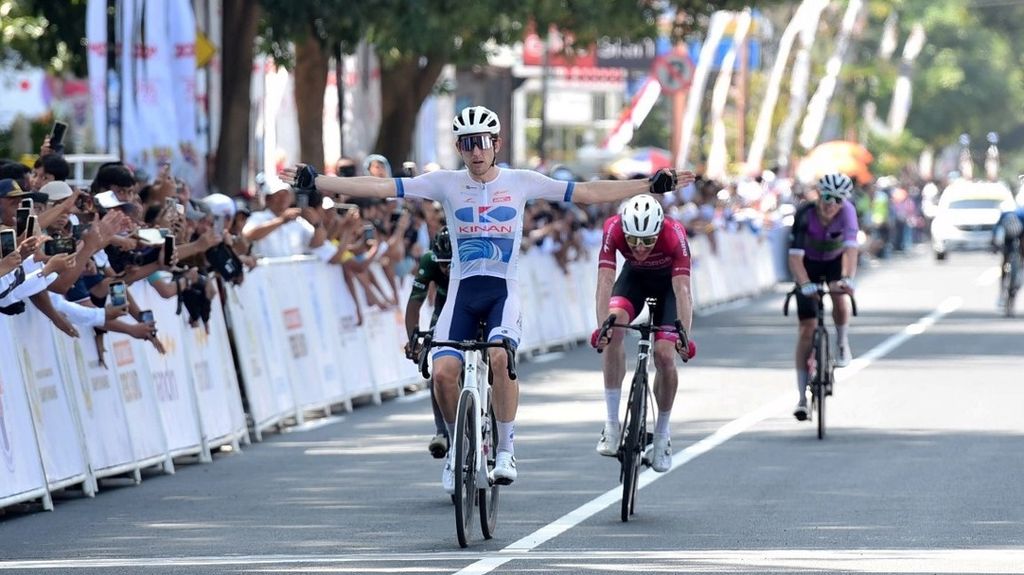 Pebalap sepeda Australia, Ryan Cavanagh, menjadi yang terdepan pada Etape 1 International Tour de Banyuwangi Ijen 2024, Senin (22/7/2024).