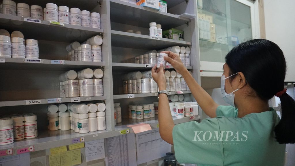 Seorang apoteker menyiapkan antiretroviral untuk pasien HIV di klinik WM Medika Yayasan Kerti Praja, Bali, Rabu (14/6/2023). Antiretroviral merupakan terapi yang diberikan kepada pasien HIV untuk menurunkan jumlah virus dalam darah sehingga risiko penularan bisa dicegah.