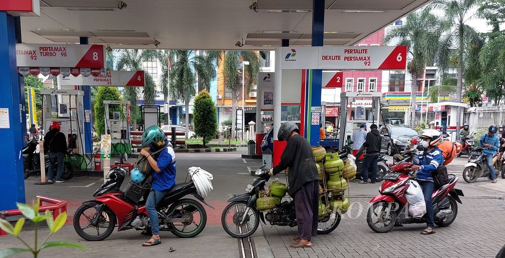 Pengendara sepeda motor mengisi bahan bakar di salah satu SPBU Pertamina di Jakarta, Rabu (8/6/2022). 