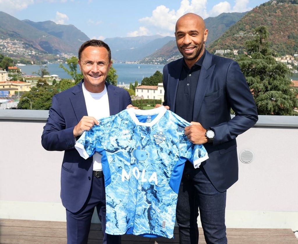 CEO Como 1907 memperkenalkan Thierry Henry (kanan) sebagai pemilik saham minoritas terbaru sekaligus duta jenama klub di Como, Italia, Senin (29/8/2022),