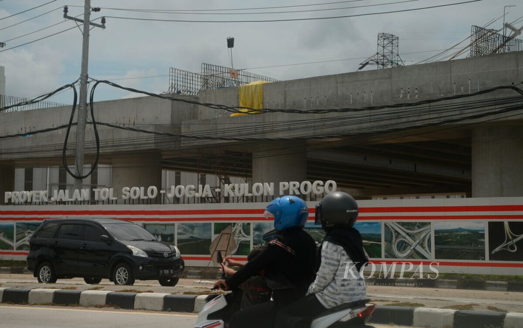Pengendara melintasi proyek Tol Solo-Yogyakarta yang berada di Kabupaten Boyolali, Jawa Tengah, Rabu (15/12/2021). Proyek tersebut akan menghubungkan Jalan Tol Trans-Jawa yang telah beroperasi beberapa tahun ini.