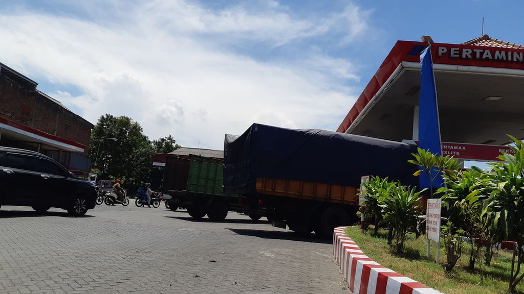 Sejumlah kendaraan antre untuk mengisi bahan bakar minyak (BBM) di SPBU Jalan Raya Cemengkalang, Sidoarjo, Jawa Timur,  Rabu (31/8/2022). Warga panik karena isu kenaikan harga BBM bersubsidi. 