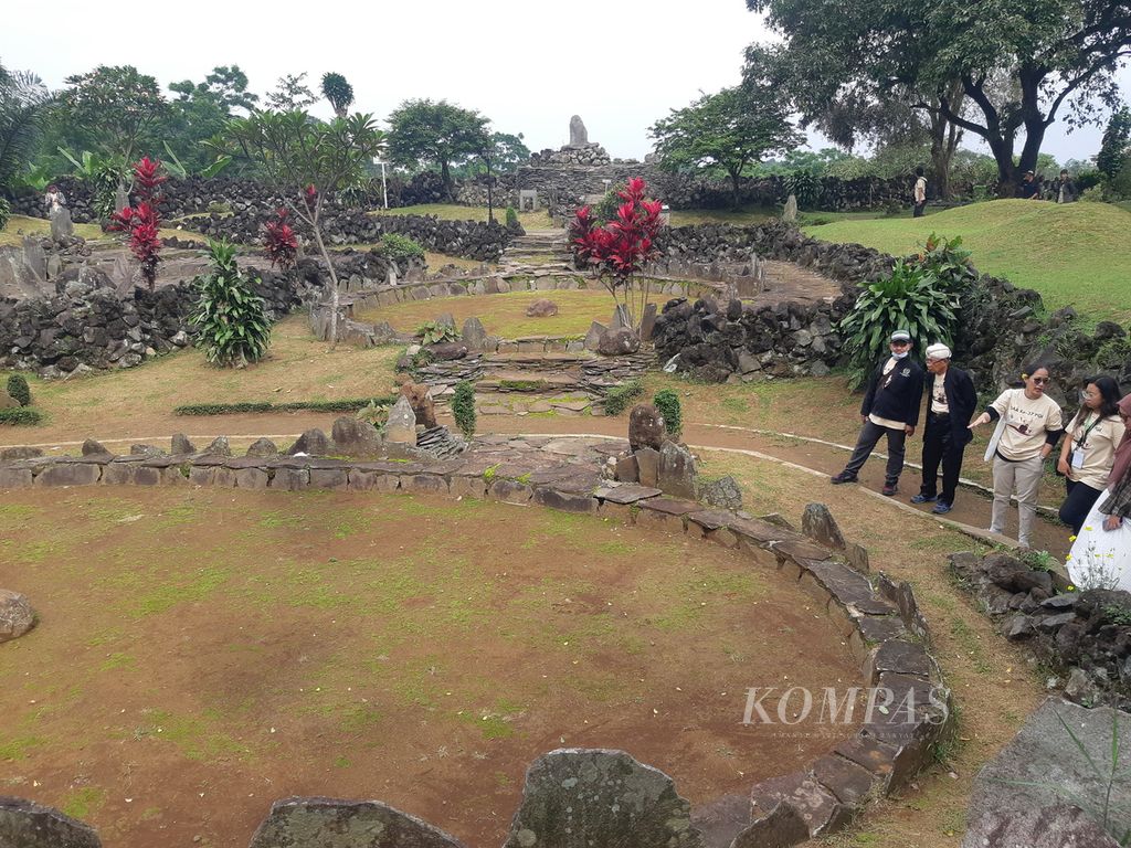 Suasana Taman Purbakala Cipari di Kelurahan Cipari, Kecamatan Cigugur, Kabupaten Kuningan, Jawa Barat, Jumat (18/11/2022). Tempat tersebut menyimpan benda-benda di masa akhir neolitik dan awal pengenalan bahan perunggu yang berkisar 1.000 sampai 500 tahun Sebelum Masehi.