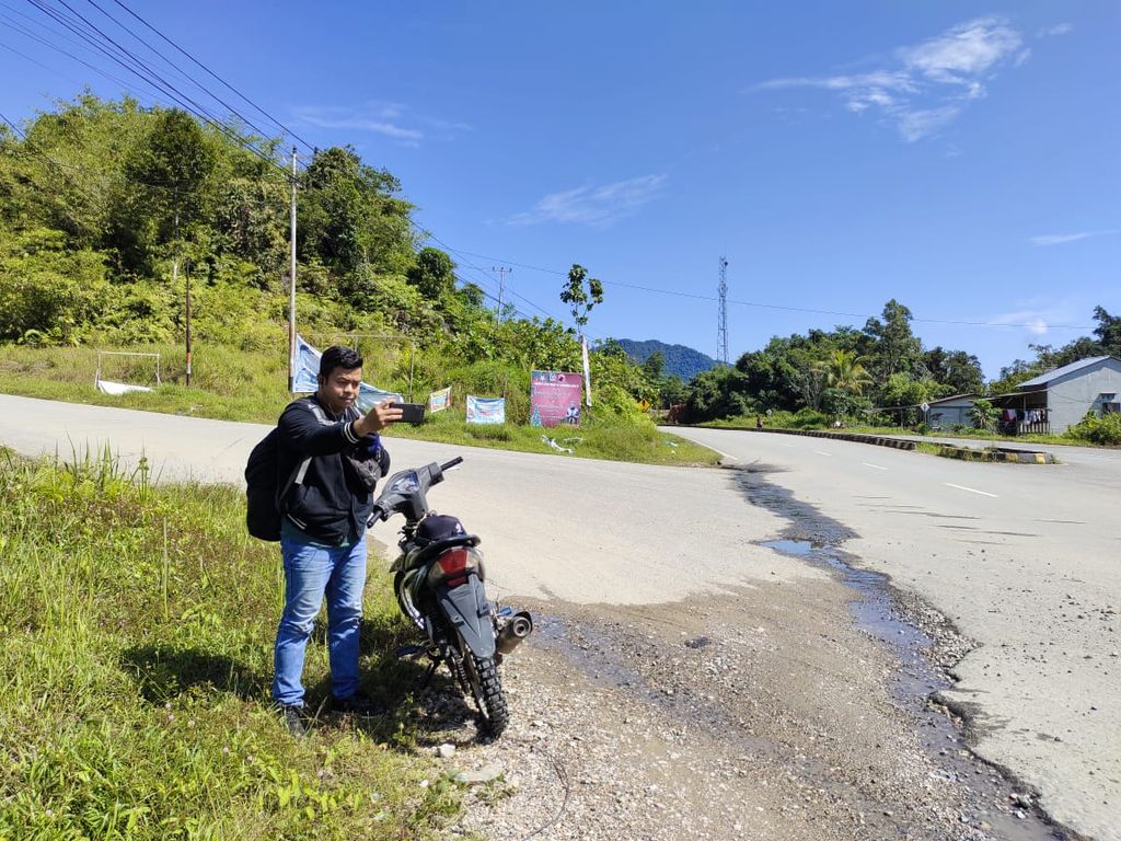 Saya mengambil video senejak di Entikong, Kabupaten Sanggau, Kalimantan Barat, perbatasan Indonesia-Malaysia, sebelum menyusuri jalan paralel, Jumat (15/7/2022).