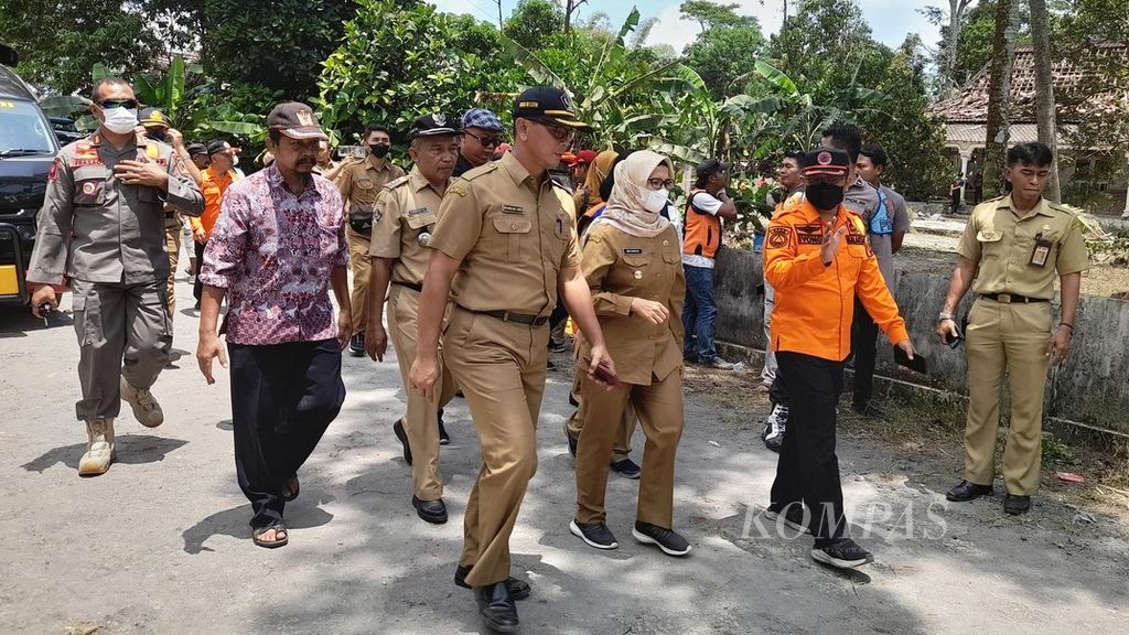 Bupati Blitar Rini Syarifah (tengah) bersama pejabat setempat berjalan menuju lokasi ledakan akibat bahan petasan di Desa Karangbendo, Kecamatan Ponggok, Senin (20/2/2023),
