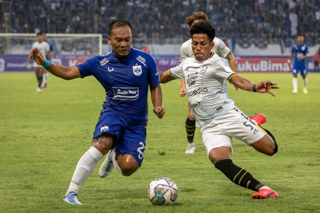Pemain PSIS Semarang, Wawan Febrianto (kiri), berusaha melewati hadangan pemain RANS Nusantara, Saddam (kanan), dalam laga perdana BRI Liga 1 2022-2023 di Stadion Jatidiri, Semarang, Jawa Tengah, Sabtu (23/7/2022). Laga itu berakhir imbang, 1-1.