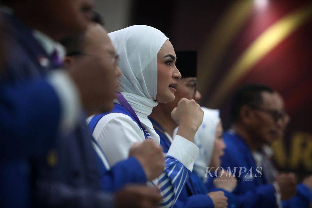 Pengurus Partai Amanat Nasional menyanyikan mars partai saat pendaftaran partai politik calon peserta Pemilu 2024 di Kantor KPU, Jakarta, Rabu (10/8/2022). 