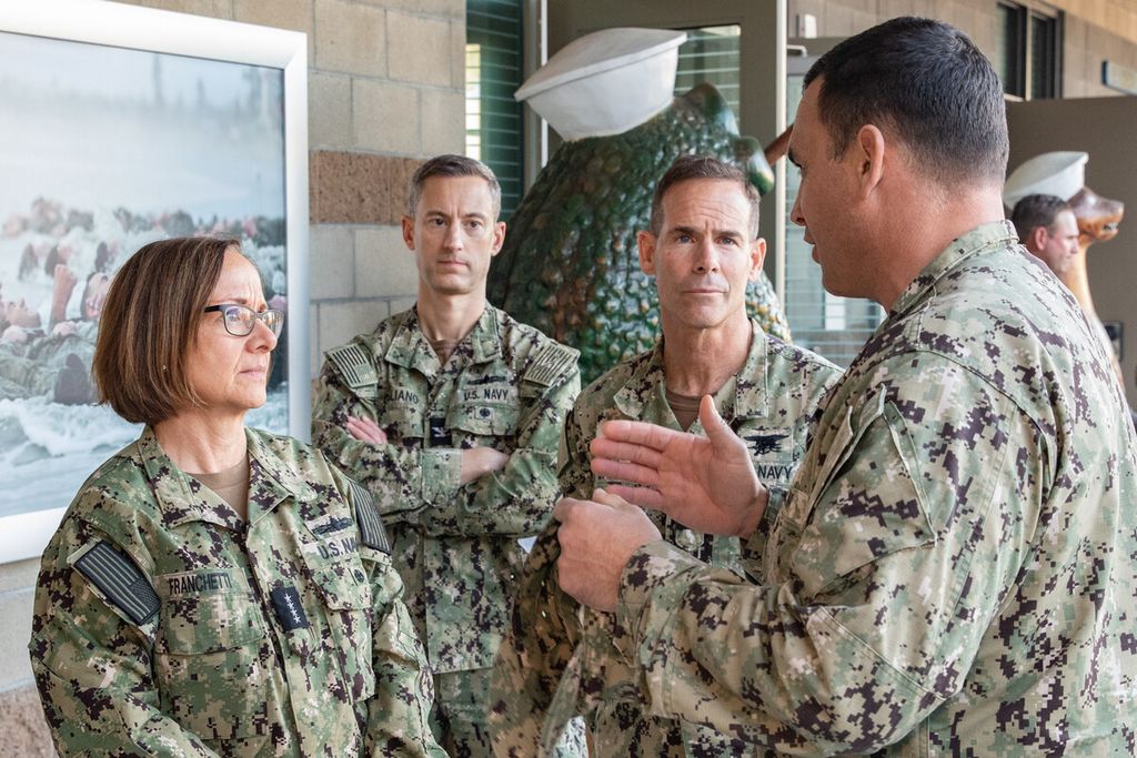 Wakil Kepala Staf Angkatan Laut AS Laksamana Lisa Franchetti (kiri) berbicara dengan Kapten (Kolonel) Brian Drechsler, Komandan Pusat Peperangan Khusus, Januari 2023. Unit tersebut melatih pasukan elite Navy Seal dan pasukan kapal khusus.  