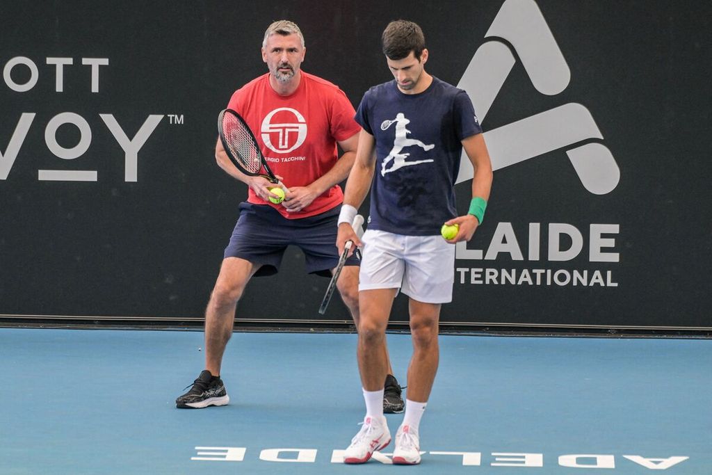 Novak Djokovic (kanan) didampingi pelatihnya, mantan petenis Kroasia Goran Ivanisevic,  pada sesi latihan di Adelaide, Australia, Kamis (29/12/2022).