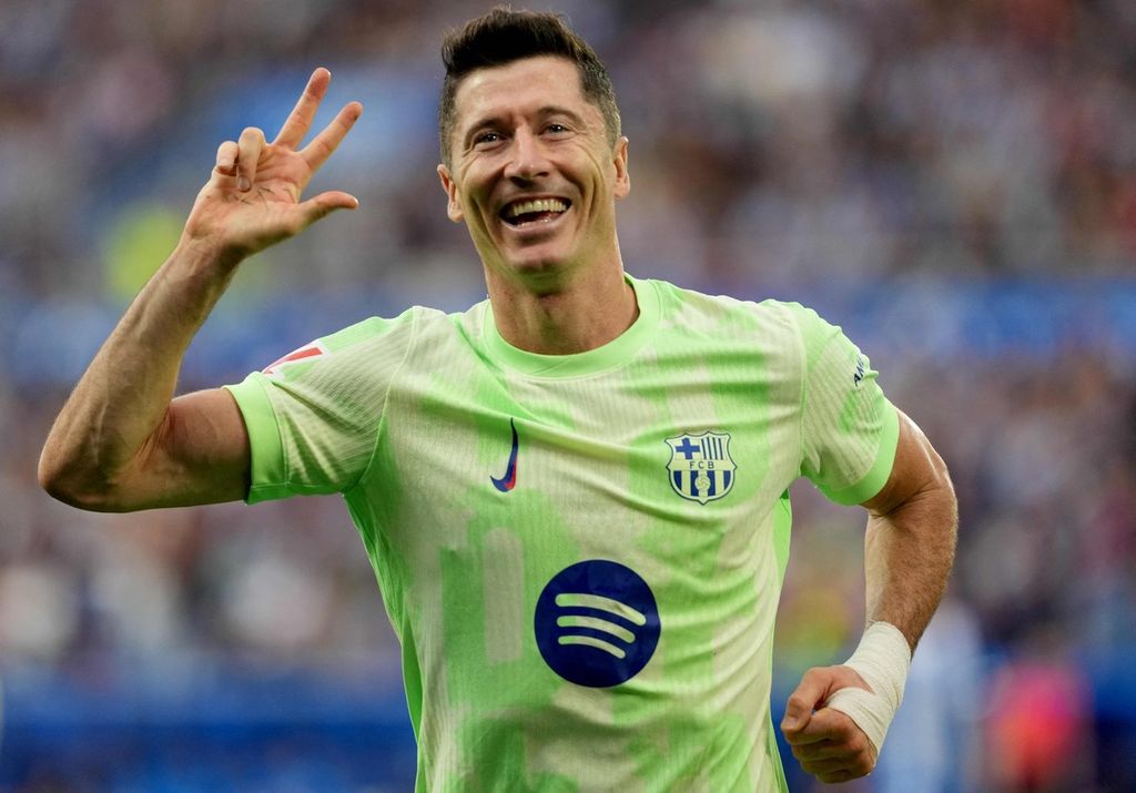 Striker Barcelona, Robert Lewandowski, merayakan <i>hattrick</i> yang dilesakkan ke gawang Alaves pada laga Liga Spanyol di Stadion Mendizorroza, Vitoria-Gasteiz, Minggu (6/10/2024). Lewandowski memuncaki daftar pencetak gol terbanyak dengan 10 gol.