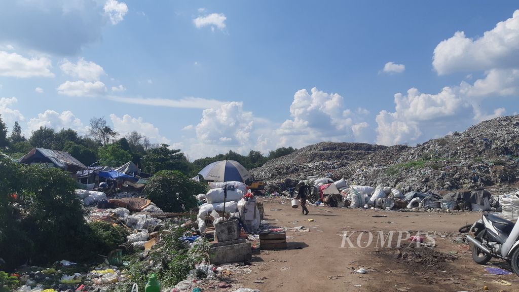 Anak-anak ikut bekerja bersama orangtua mereka mencari botol plastik di bukit-bukit sampah di Tempat Pembuangan Akhir (TPA) Kota Palangkaraya, Kalimantan Tengah, Rabu (25/10/2023).  