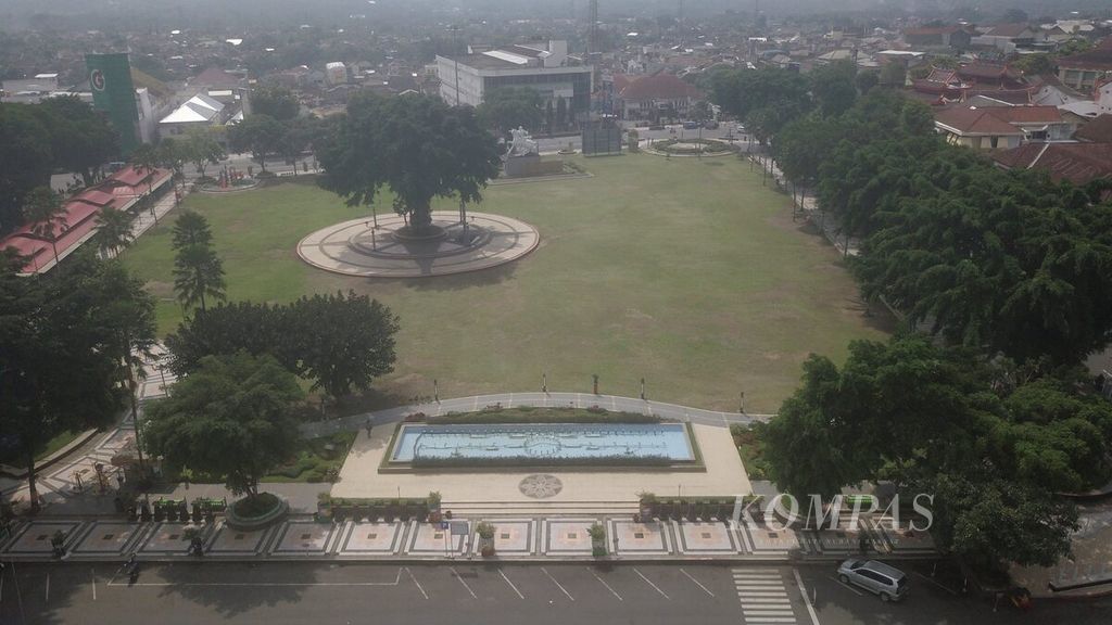 Suasana lengang terlihat di Alun-alun Kota Magelang, Jawa Tengah, Jumat (27/3/2020). Menyebarnya wabah Covid-19 membuat berbagai ruang publik di kota itu sepi.