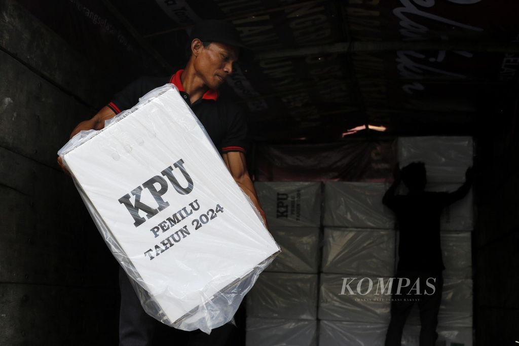 Petugas memasukkan logistik Pemilu 2024 ke dalam truk di gudang logistik Pemilu KPU Kota Tangerang Selatan di kawasan Serpong, Kota Tangerang Selatan, Banten, Kamis (1/2/2024). 