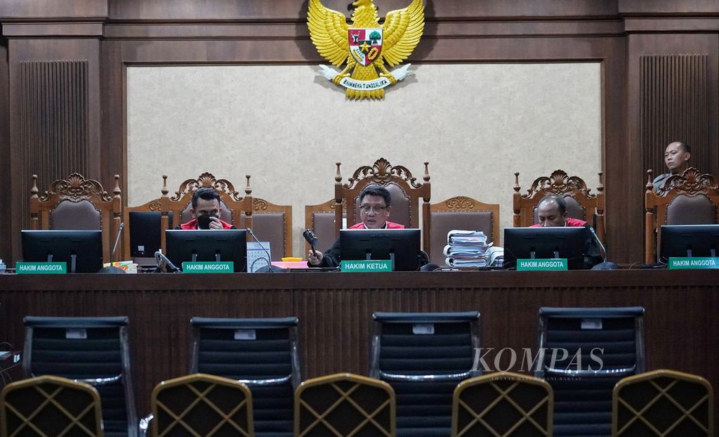 Ketua Majelis Hakim Rianto Adam Pontoh (tengah) membuka sidang dengan agenda vonis terhadap Lukas Enembe di Pengadilan Tipikor Jakarta Pusat, Jakarta, Senin (8/10/2023). Sidang pembacaan vonis terhadap bekas Gubernur Papua itu ditunda karena terdakwa sakit. 