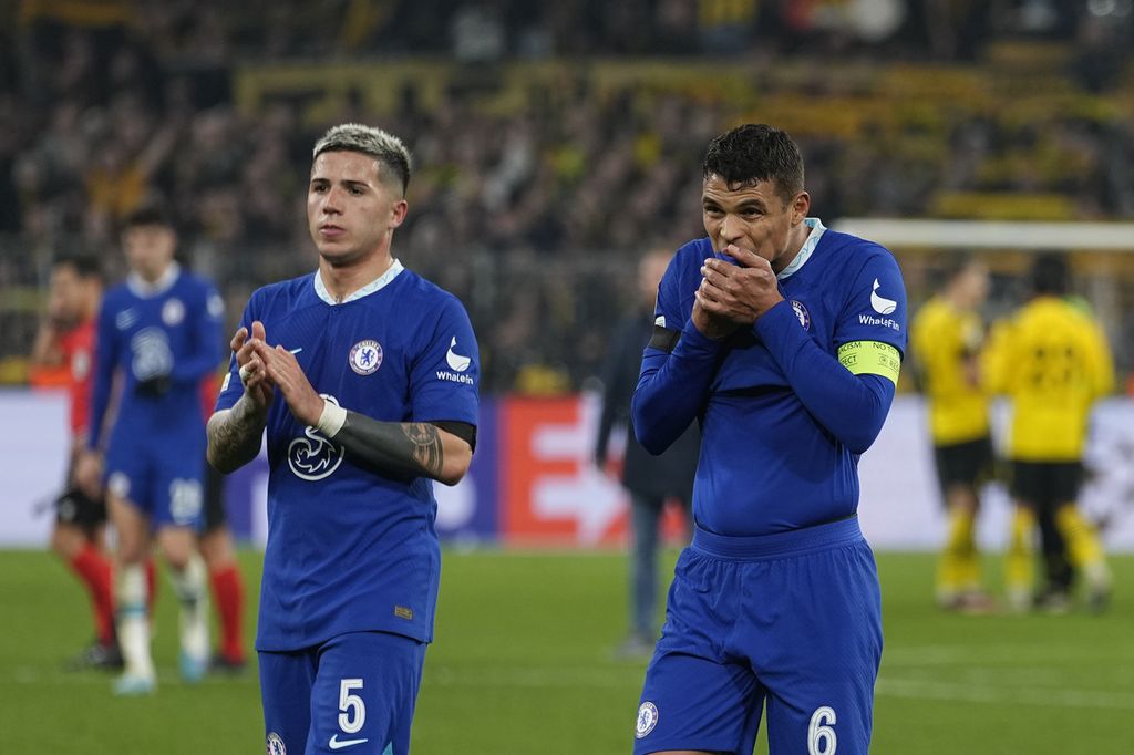 Reaksi gelandang bertahan Chelsea, Enzo Fernandez (kiri), dan bek Thiago Silva seusai laga pertama babak 16 besar Liga Champions antara Borussia Dortmund melawan Chelsea di Dortmund, Jerman, Kamis (16/2/2023) dini hari WIB.