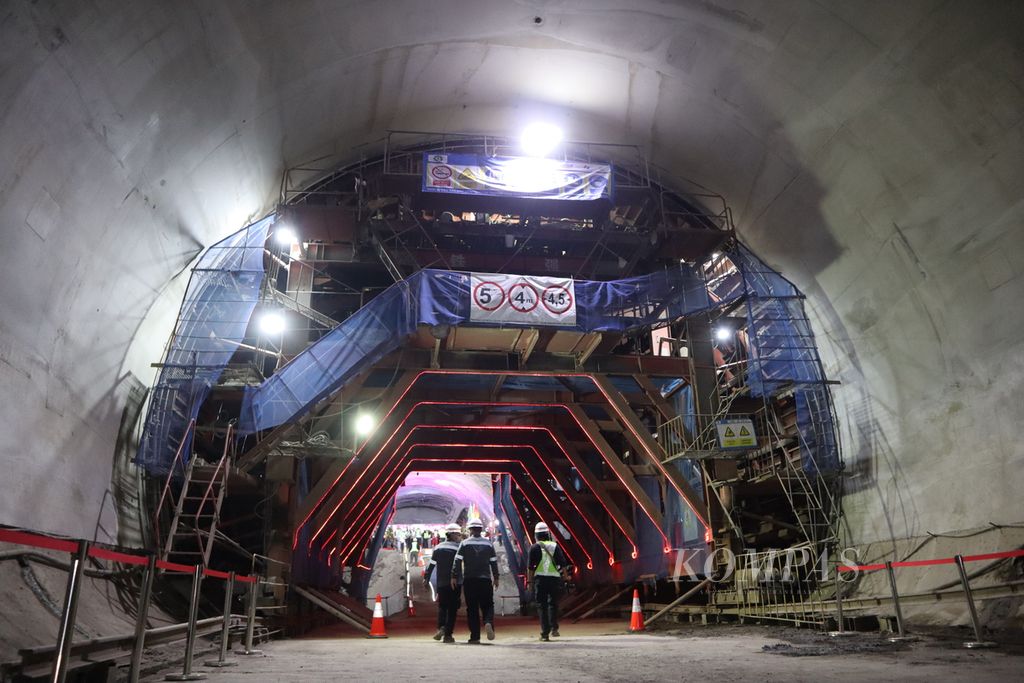 Suasana terowongan atau <i>tunnel</i> 2 jalur Kereta Cepat Jakarta-Bandung di daerah Jatiluhur, Purwakarta, Jawa Barat, Selasa (21/6/2022).