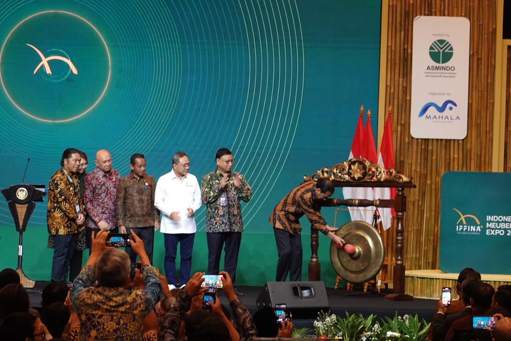 Presiden Jokowi ketika membuka secara resmi IFFINA Indonesia Meubel & Design Expo 2023 di ICE BSD, Tangerang, Banten, Kamis (14/9/2023).