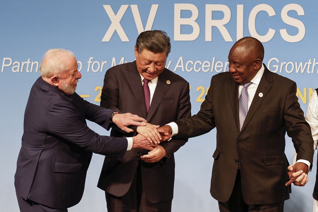 Presiden Brasil Luiz Inacio Lula da Silva, Presiden China Xi Jinping, dan Presiden Afrika Selatan Cyril Ramaphosa (kiri ke kanan) berfoto bersama dalam KTT BRICS di Sandton Convention Centre di Johannesburg, Afrika Selatan, Rabu (23/8/2023). 