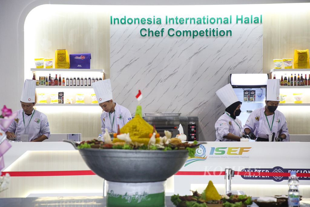 Para <i>chef</i> dari kalangan mahasiswa mengikuti Indonesia Internasional Halal Chef Competition dalam Indonesia Sharia Economic Festival (ISEF) Ke-10 tahun 2023 di Jakarta Convention Center, Kamis (26/10/2023). 