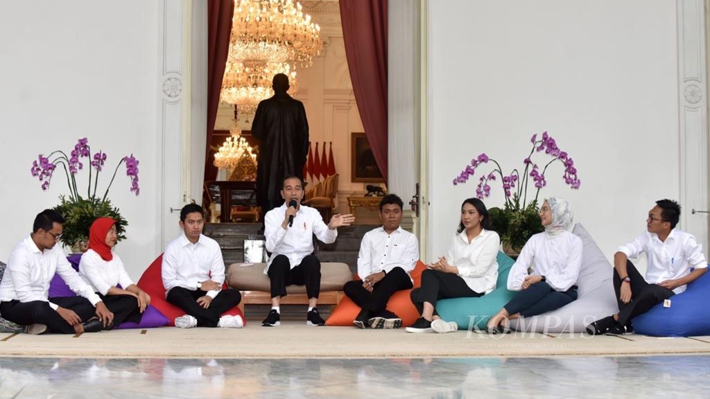 Presiden Joko Widodo bersama tujuh staf khusus dari kalanganan milenial di beranda Istana Merdeka, Jakarta (21/11/2019). 