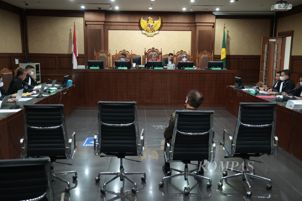 Terdakwa dugaan korupsi pengadaan helikopter angkut AW-101 tahun 2016-2017 John Irfan Kenway alias Irfan Kurnia Saleh menjalani sidang lanjutan dengan agenda mendengarkan keterangan saksi, di Pengadilan Tindak Pidana Korupsi, Jakarta, Senin (28/11/2022). Salah satu saksi, mantan Kepala Staf TNI Angkatan Udara Marsekal (Purn) Agus Supriatna, mangkir untuk kedua kalinya dalam persidangan tanpa ada keterangan. Selain itu, enam saksi lainnya juga tidak hadir. Majelis hakim meminta jaksa penuntut umum untuk melakukan pemanggilan paksa terhadap saksi-saksi tersebut. 