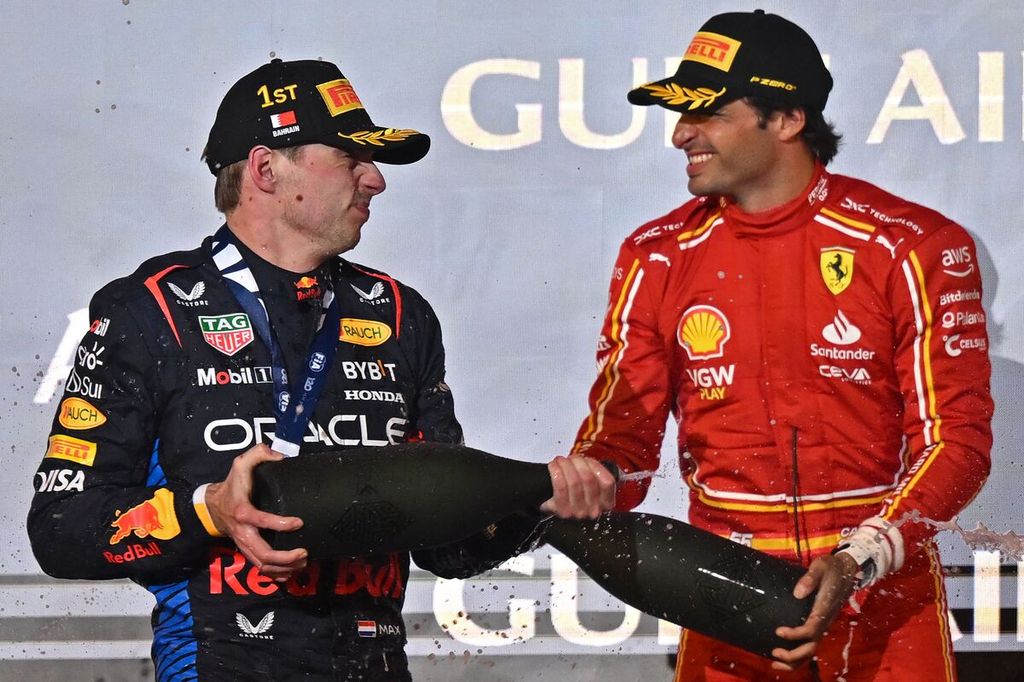 Pebalap Red Bull Racing, Max Verstappen, dan pebalap Ferrari, Carlos Sainz Jr, melakukan selebrasi di atas podium setelah balapan pembuka Grand Prix Formula 1 2024 di Sirkuit Internasional Bahrain, di Sakhir, Sabtu (2/3/2024). Verstappen berhasil meraih podium pertama, sedangkan Sainz podium ketiga.