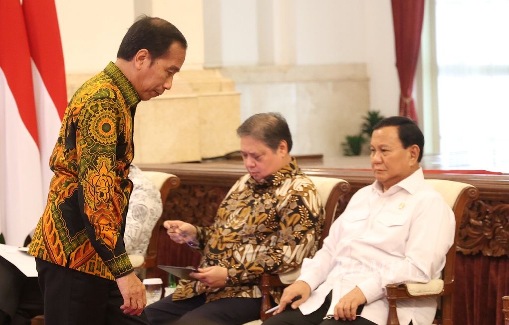 Presiden Joko Widodo seusai memberi arahan saat sidang kabinet paripurna yang dihadiri, antara lain, Menteri Pertahanan Prabowo Subianto (kanan) dan Menko Perekonomian Airlangga Hartarto di Istana Negara, Jakarta, Senin (24/6/2024). 