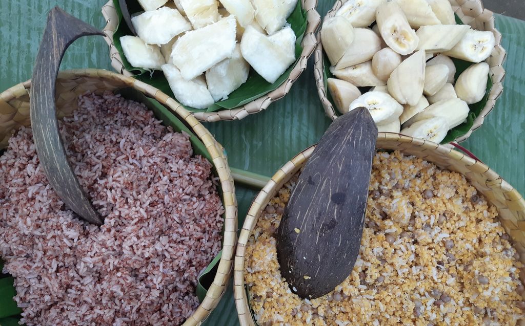 Selain jagung, masyarakat memanfaatkan berbagai bahan pangan sebagai sumber karbohidrat, yakni nasi kacang hitam, nasi jagung, pisang kepok rebus, dan singkong rebus.