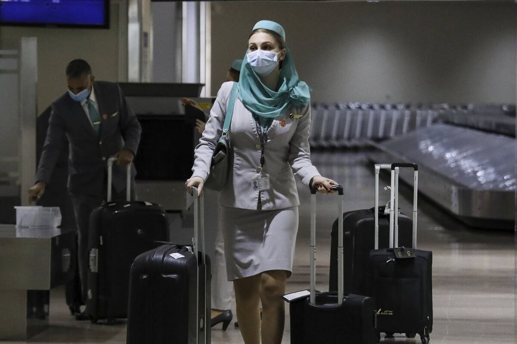 Seorang pramugari yang mengenakan masker untuk mencegah penularan Covid-19 tiba di Bandara Internasional Manila di Filipina (10/2/2022). Filipina mencabut larangan setelah hampir 2 tahun terhadap pelancong asing dalam upaya untuk menyelamatkan sektor pariwisata dan industri terkait yang selama ini terpuruk akibat pandemi Covid-19. 