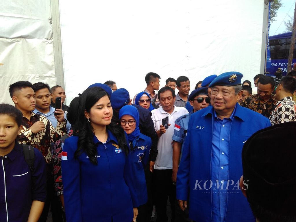 Ketua Umum Partai Demokrat Susilo Bambang Yudhoyono dan menantunya, Annisa Pohan, hadir pada Pelantikan Pengurus Dewan Pimpinan Daerah dan Dewan Pimpinan Cabang Partai Demokrat se-Banten di Serang, Kamis (19/4/2018).
