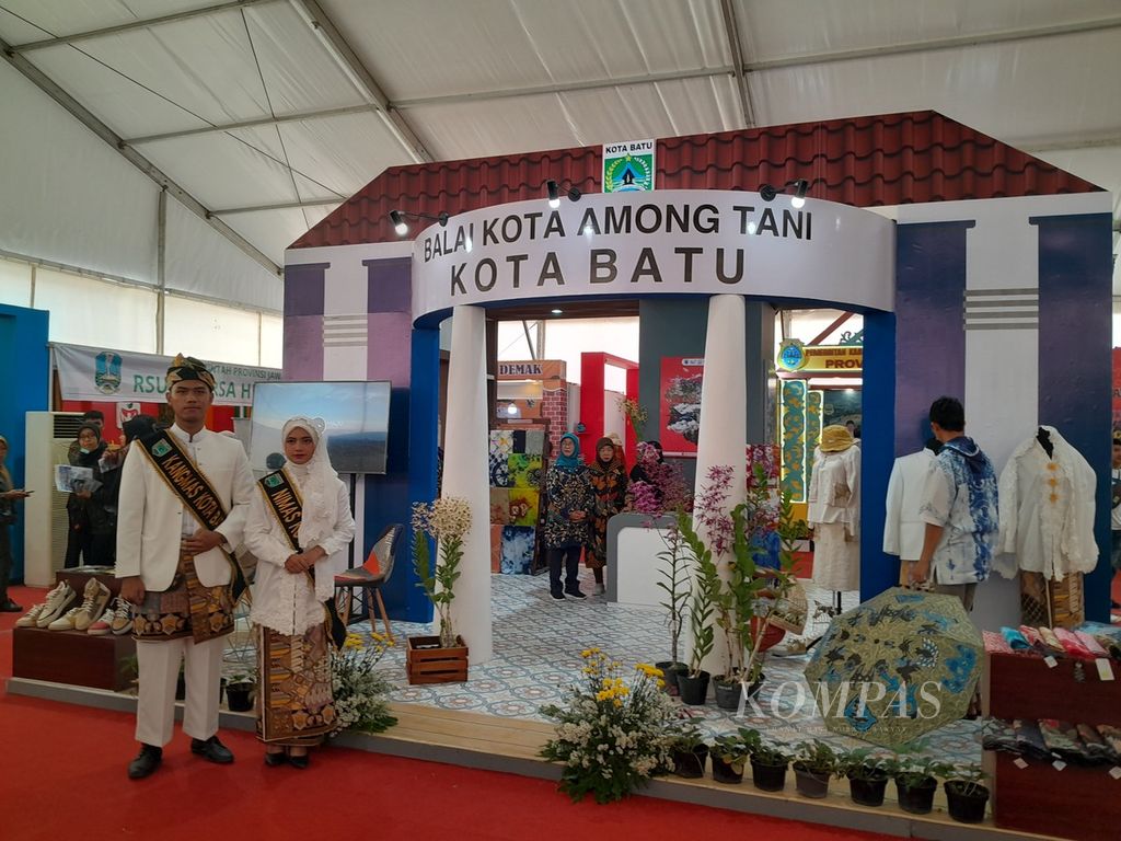 Suasana jelang pembukaan kegiatan Ekspo Pariwisata dan Ekonomi Kreatif di halaman Balai Kota Among Tani, Kota Batu, Jawa Timur, Kamis (16/11/2023).