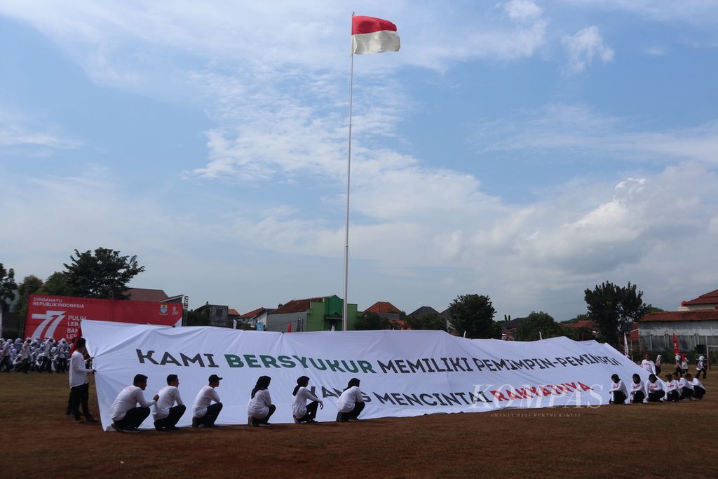 Suasana Hari Ulang Tahun Ke-77 Republik Indonesia di Stadion Madya Bima, Cirebon, Rabu (17/8/2022). Ribuan pelajar, aparatur sipil negara, hingga masyarakat turut serta dalam upacara tersebut.
