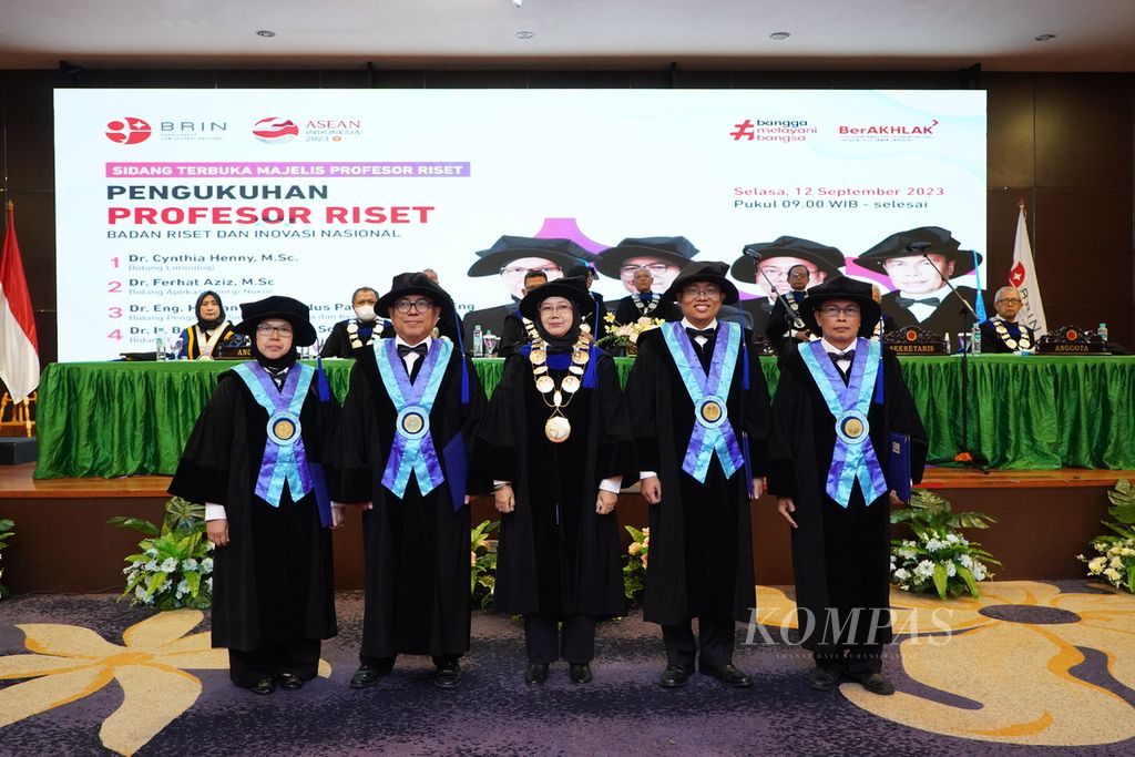 Ketua Majelis Pengukuhan Profesor Riset Badan Riset dan Inovasi Nasional Gadis Sri Haryani (tengah) beserta empat profesor riset BRIN baru saat acara pengukuhan di kantor BRIN, Jakarta, Selasa (12/9/2023).
