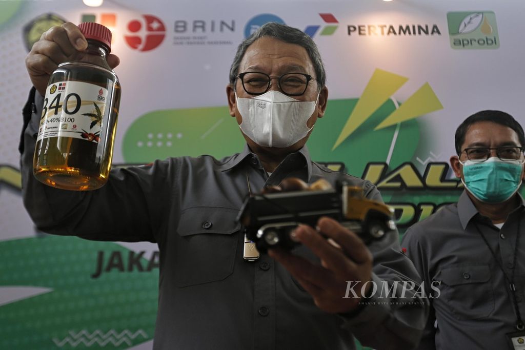 Menteri ESDM Arifin Tasrif menunjukkan bahan bakar B40 usai melepas uji jalan kendaraan berbahan bakar B40 di Jakarta, Rabu (27/7/2022). 