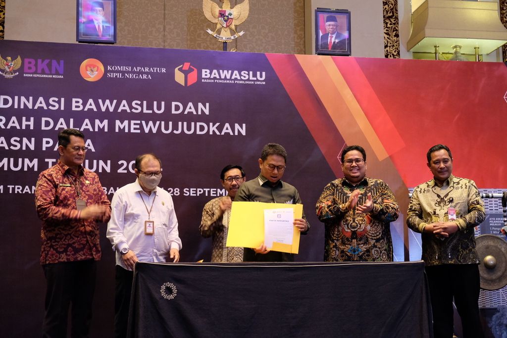 Badan Pengawas Pemilu, Komisi Nasional Aparatur Sipil Negara (KASN), Kementerian Dalam Negeri, dan kepala daerah menandatangani pakta integritas dalam acara Rapat Koordinasi Bawaslu dan Kepala Daerah dalam Mewujudkan Netralitas ASN pada Pemilihan Umum Tahun 2024 di Bali, Selasa (27/9/2022).