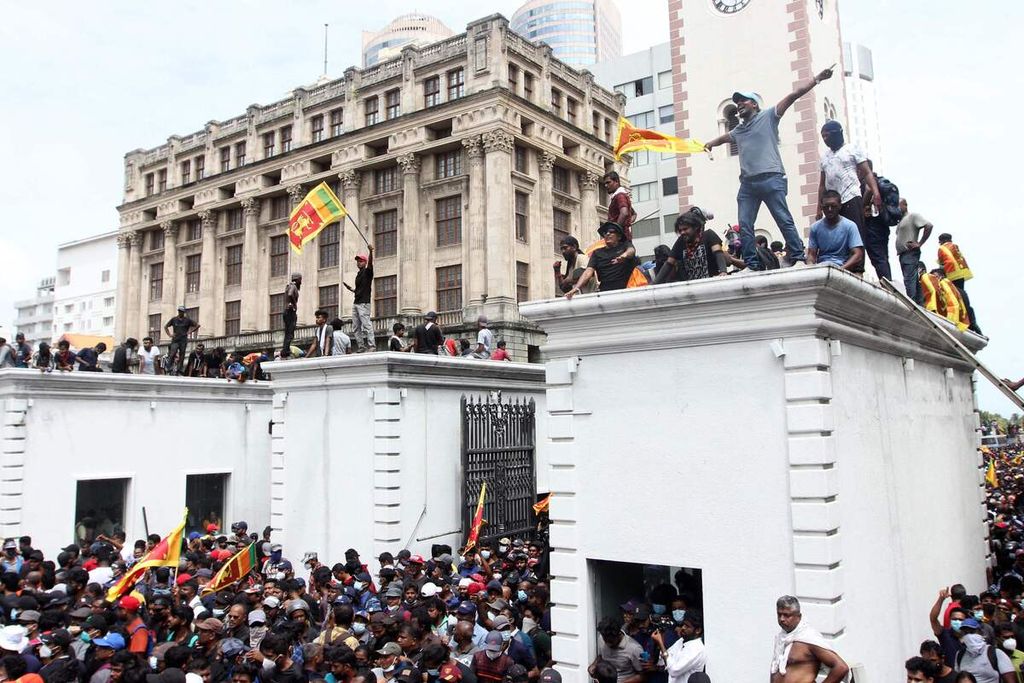 Rakyat Sri Lanka yang berunjuk rasa menduduki Istana Kepresidenan negara tersebut di Colombo, Sabtu (9/7/2022). Mereka menuntut Presiden Gotabaya Rajapaksa mengundurkan diri. Keberadaan Rajapaksa tidak diketahui.  